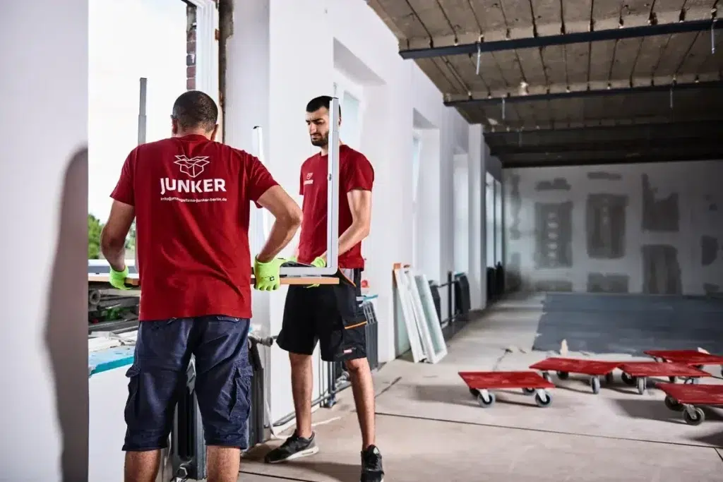 Umzugshelfer bei Junker Umzüge Berlin im Einsatz