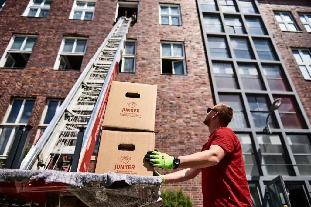 Junker Umzugsfirma Möbellift im Einsatz in Berlin