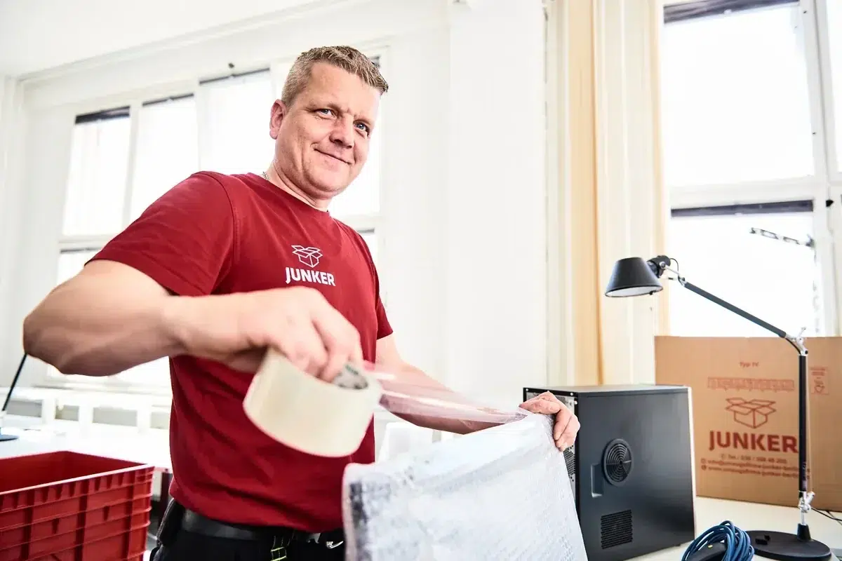 Monitor-Transport durch erfahrene Umzugshelfer Junker