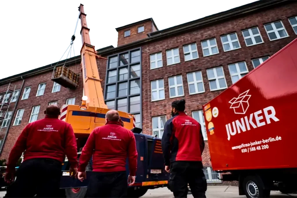 Junker Umzugsfirma Berlin mit Kran und Lkw beim professionellen Umzug