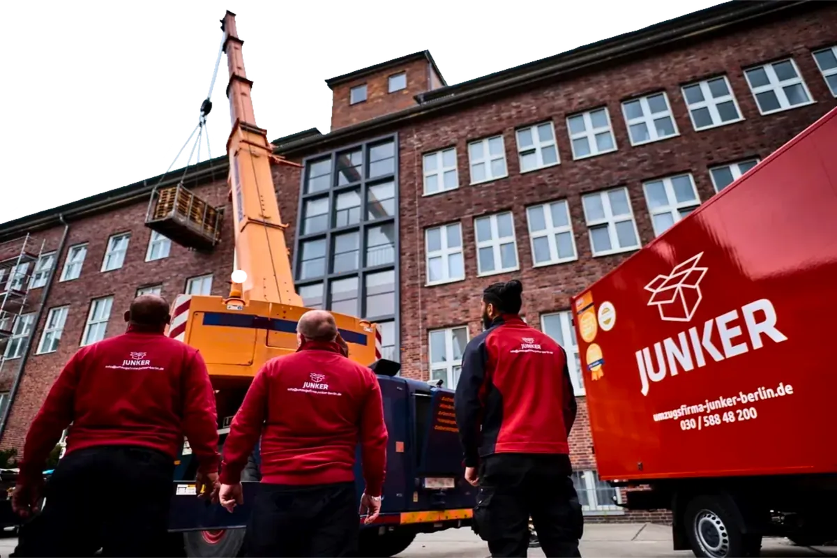 Junker Umzugsfirma Berlin mit Kran und Lkw beim professionellen Umzug