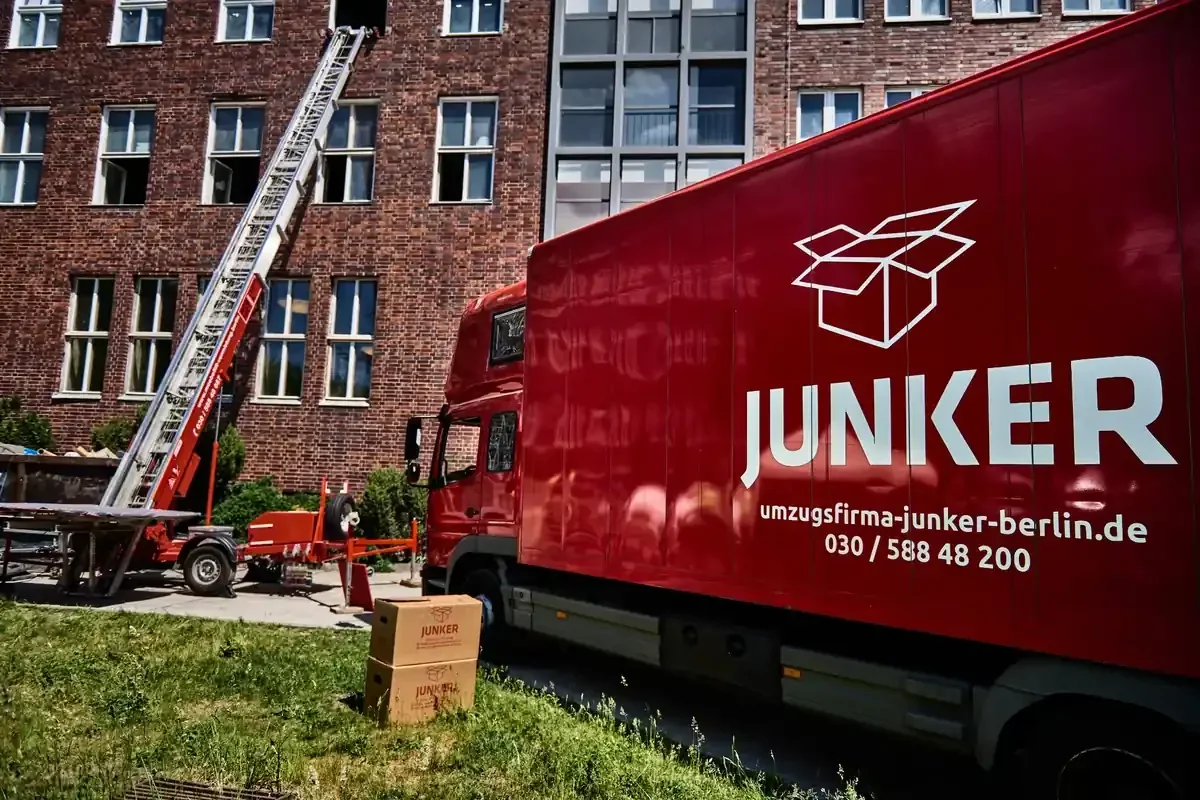 Bürgergeld Umzug Berlin – Möbellift der Junker Umzugsfirma im Einsatz