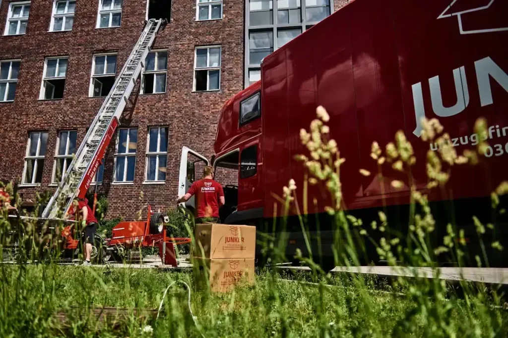 Möbeltransport in Berlin durch Umzugshelfer Junker