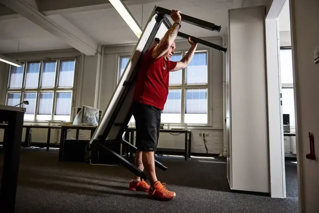 Schreibtisch-Transport durch Umzugshelfer Junker Berlin