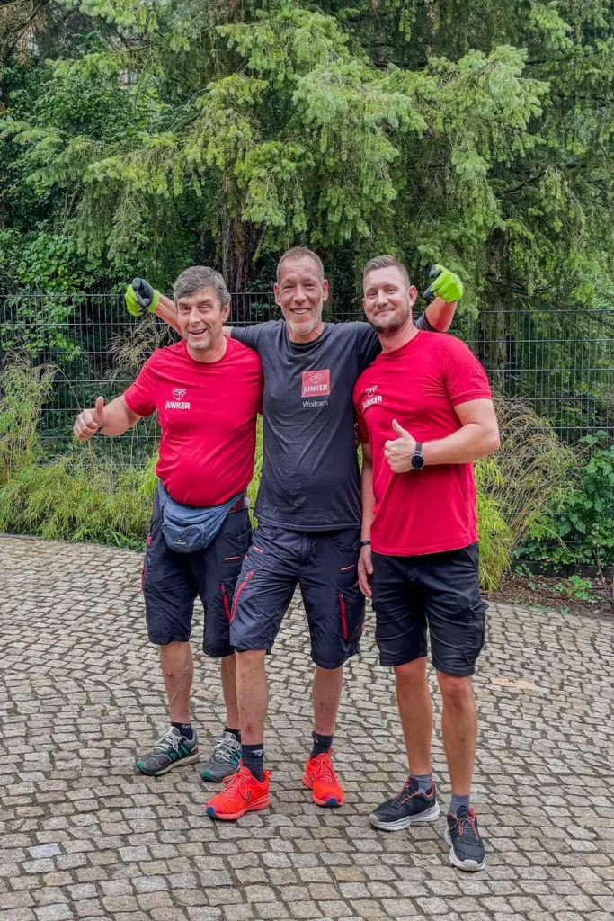 Team der Umzugsfirma Junker nach erfolgreichem Umzug – motivierte und erfahrene Umzugshelfer aus Berlin.