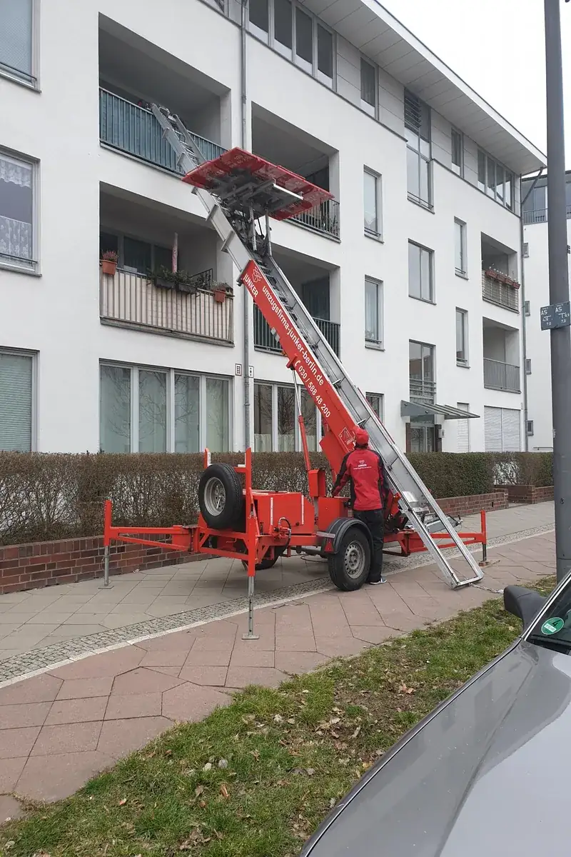 Möbellift der Umzugsfirma Junker an einem Berliner Altbau