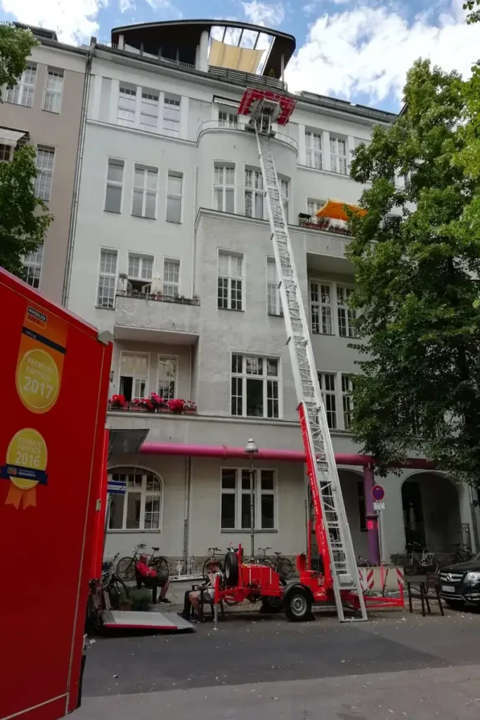 Möbellift im Einsatz bei einem Umzug in Berlin – effizienter Möbeltransport über den Balkon in obere Etagen.