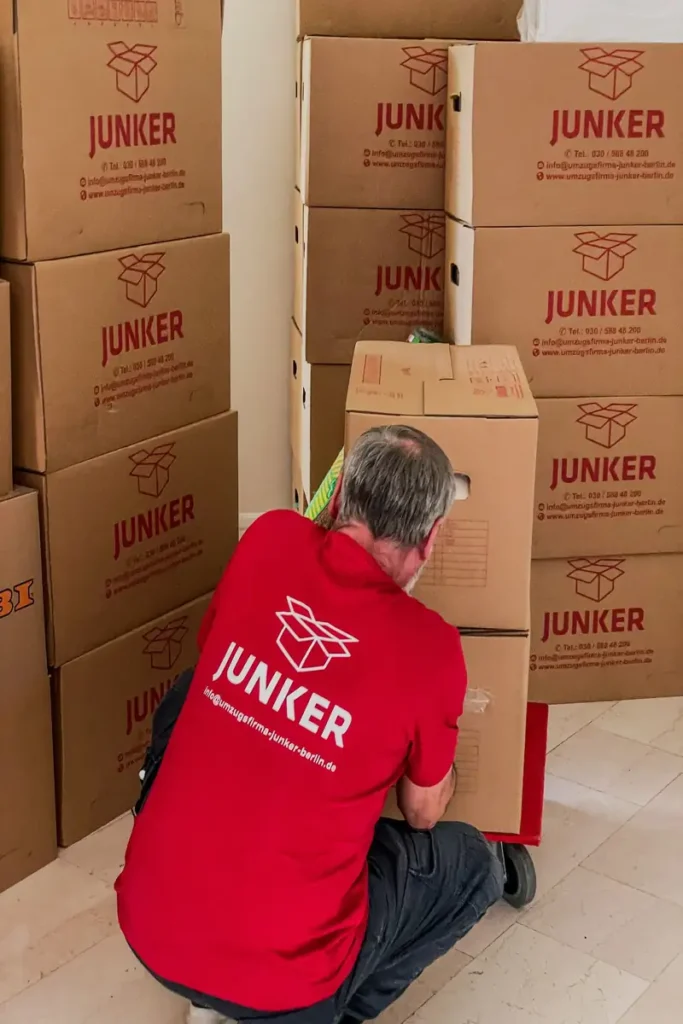Mitarbeiter der Umzugsfirma Junker bereitet Verpackungsmaterial vor – sorgfältige Umzugsvorbereitung mit Profi-Ausrüstung.