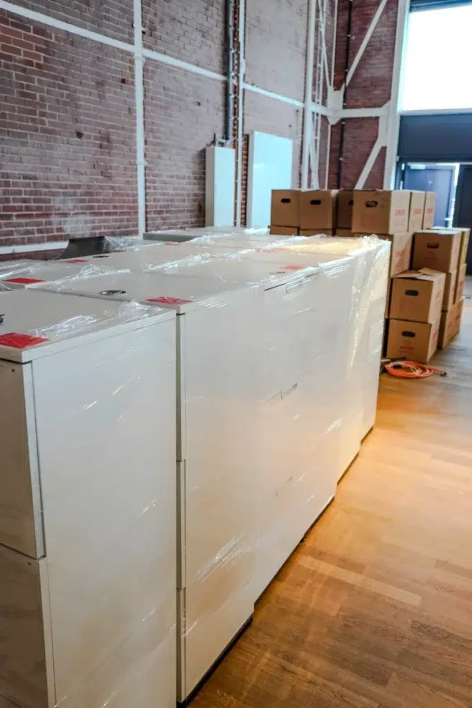 Für den Firmenumzug verpackte Aktenschränke in Schutzfolie