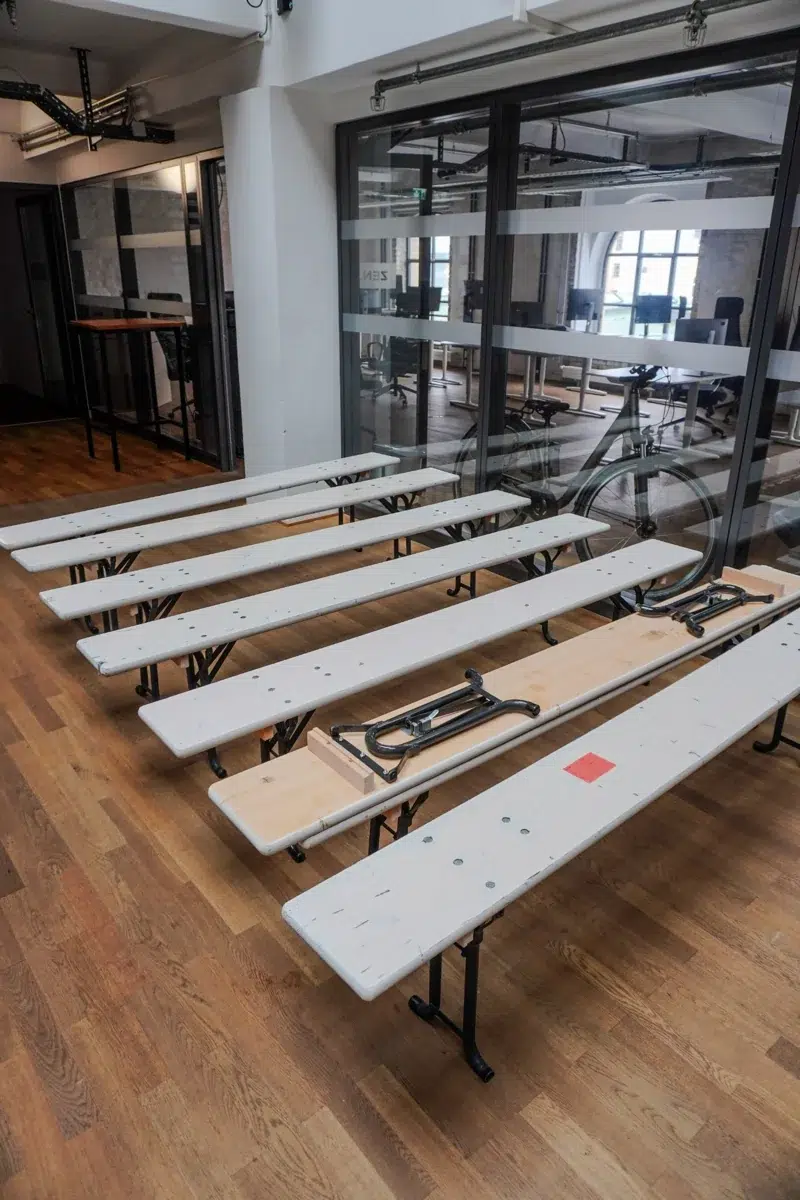 Demontierte Bierzeltbänke im Büroflur während eines Umzugs