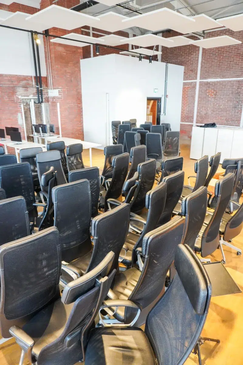 Mehrere Bürostühle gesammelt in einem Besprechungsraum während eines Umzugs