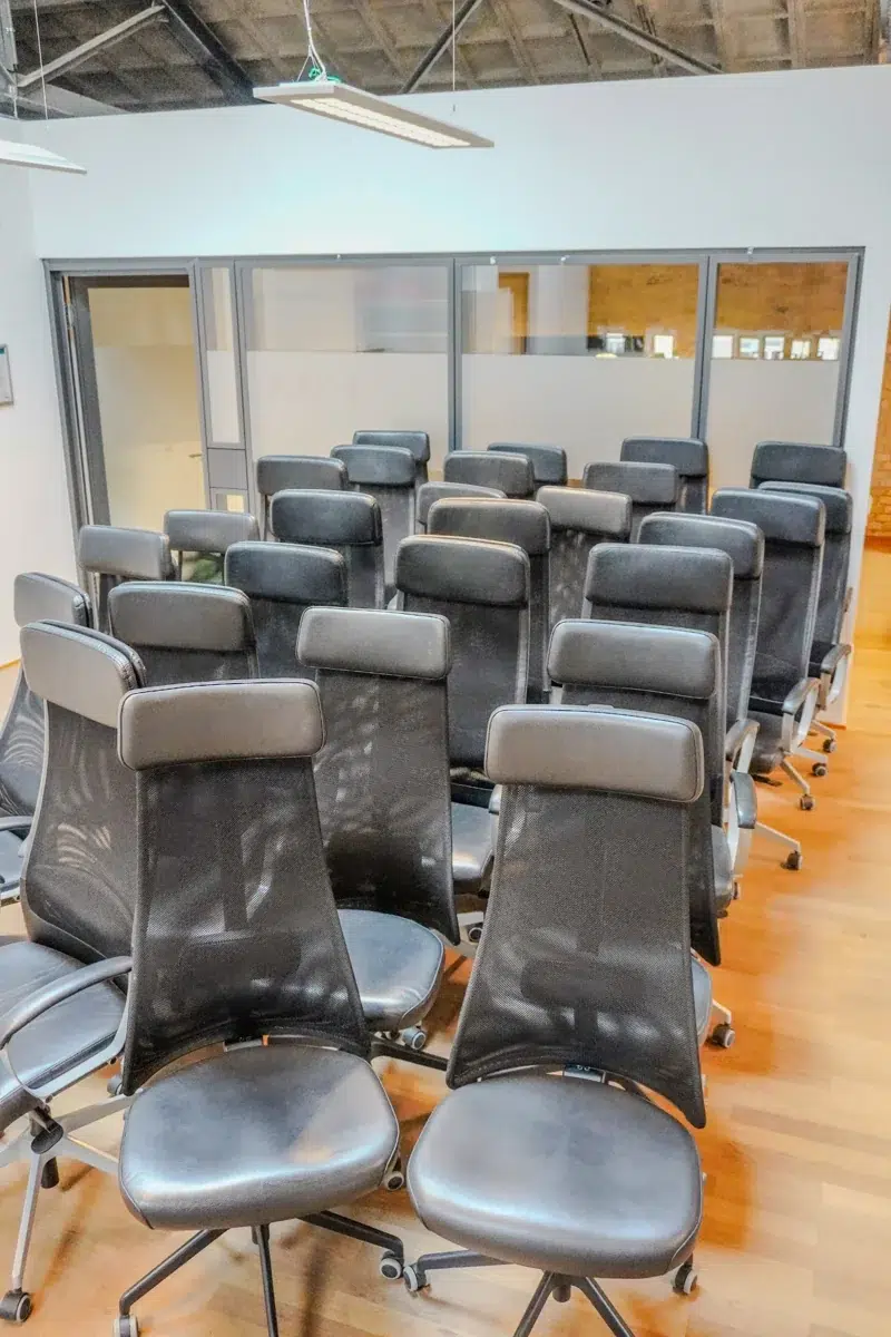 Mehrere ergonomische Bürostühle geordnet für den Abtransport beim Firmenumzug