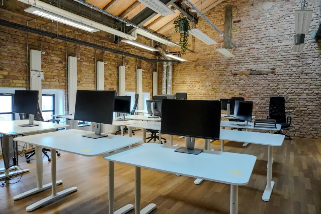 Eine Berliner Bürofläche während eines Umzugs, organisiert von der Junker Umzugsfirma GmbH. Das Bild zeigt geordnete Arbeitsplätze und hochwertige Büromöbel – Symbol für effiziente und professionelle Firmenumzüge.