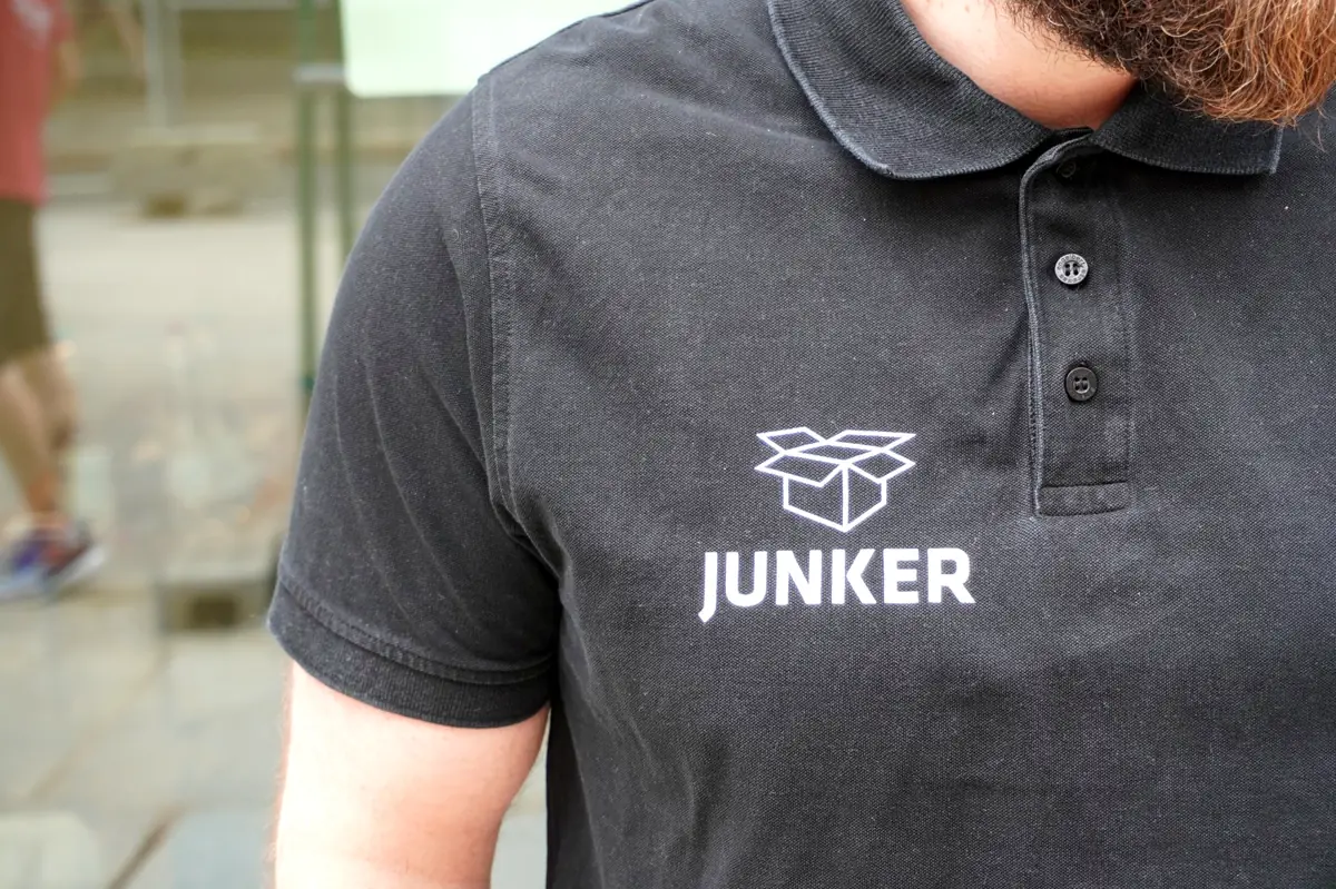 Mitarbeiter der Junker Umzugsfirma GmbH mit Firmenpolo und Logo in Berlin