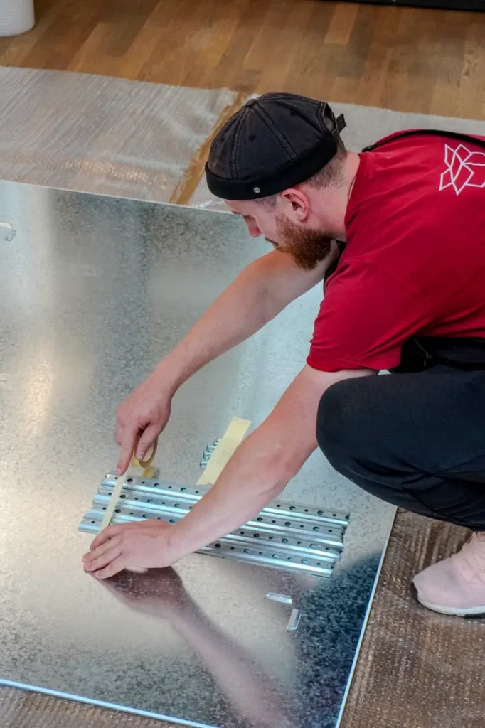 Mitarbeiter der Junker Umzugsfirma GmbH führt professionelle Möbelmontage in Berlin durch