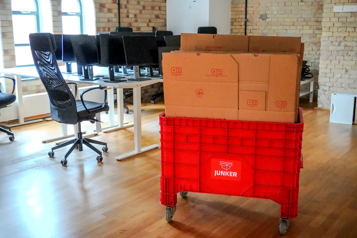 Gewerbeumzug Berlin – verpackte Umzugskartons und Bürostühle beim Firmenumzug mit Junker