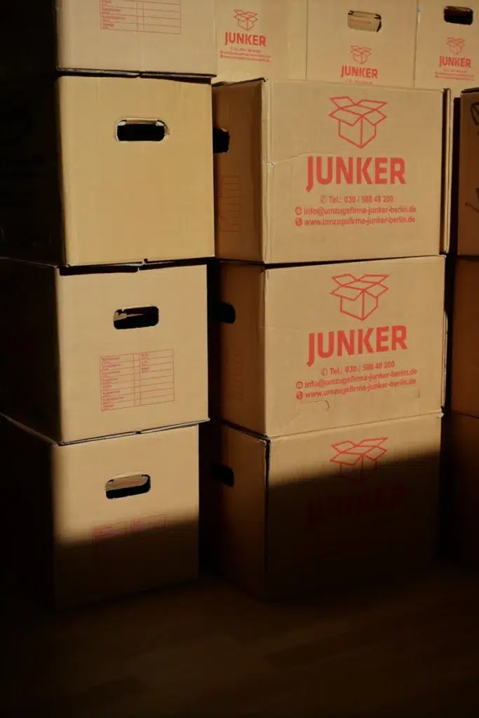 Gestapelte Junker-Umzugskartons im Sonnenlicht während eines Umzugs