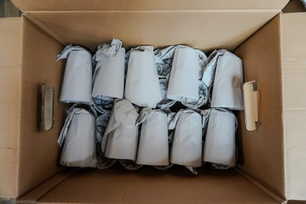 Sicher verpackte Gläser in einem Umzugskarton mit Schutzpapier