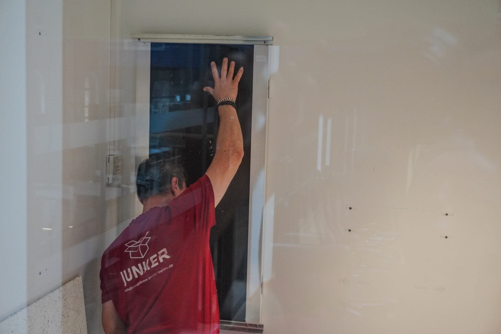 Man met hand op raam